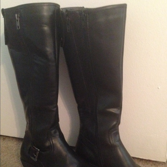 Knee boots - Picture 2 of 3