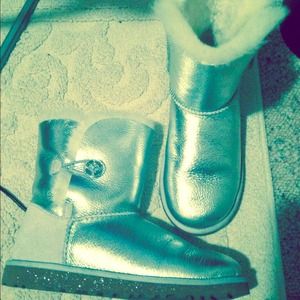 ❌❌sold❌❌Silver bailey button uggs