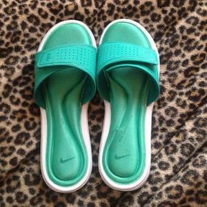 Like new nike slide on sandals