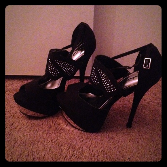 Black heels with silver details 😍😍😍😍