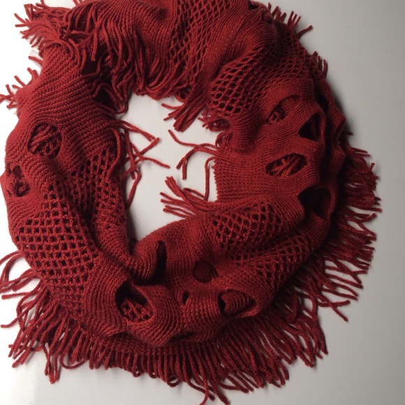 🚫 SOLD - rust colored fringe infinity scarf - Picture 3 of 4