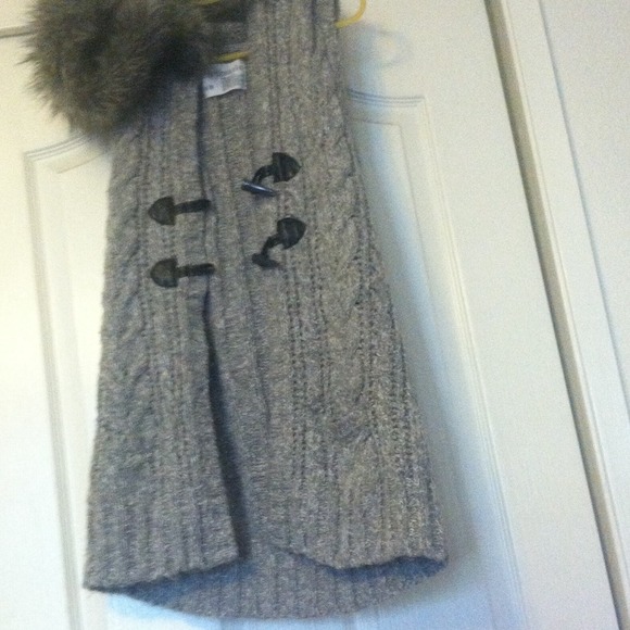 Grey knitted sweater with fur hood.