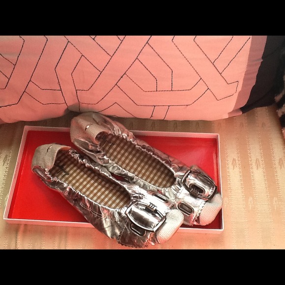 Metallic and silver flexible ballerina flats