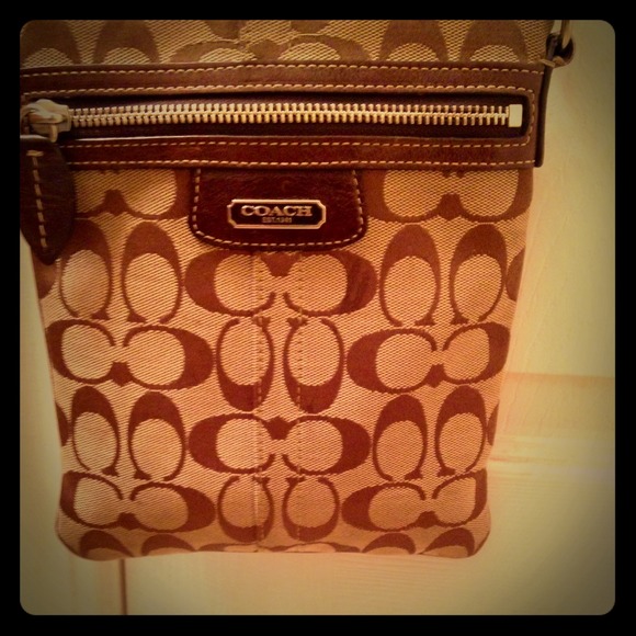 Holding!👑Bundle vest and auth. coach crossbody!