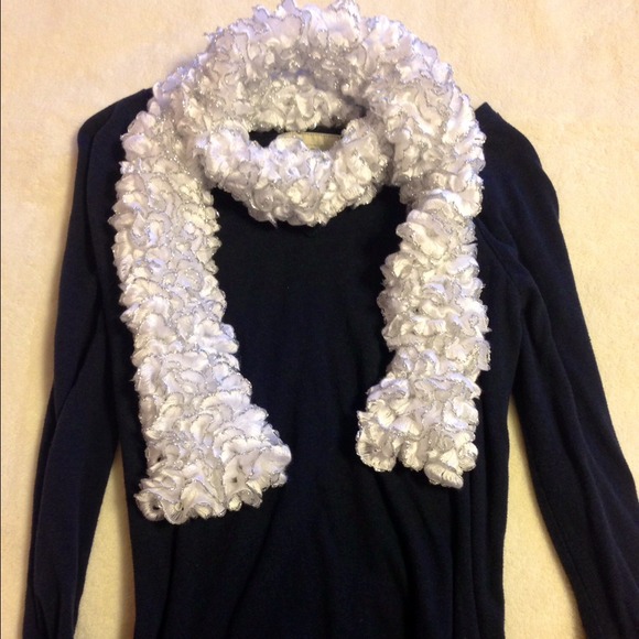 White ruffle ribbon scarf. Shimmery silver edging - Picture 2 of 4