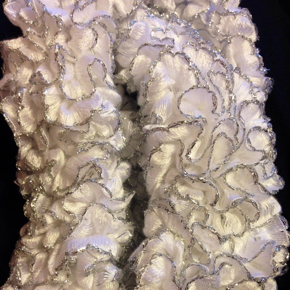 White ruffle ribbon scarf. Shimmery silver edging - Picture 3 of 4