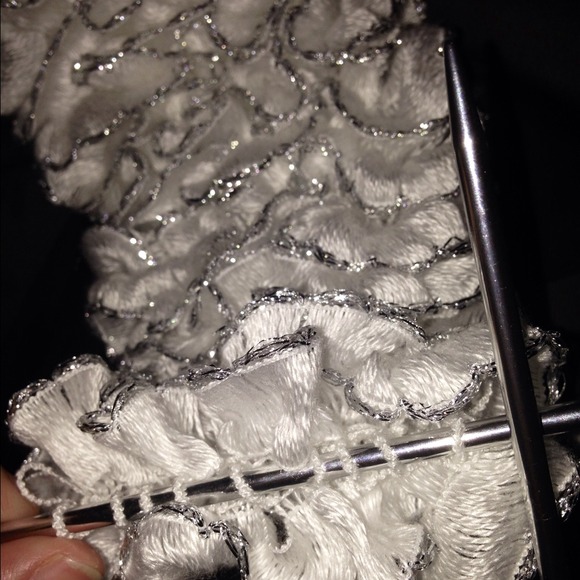 White ruffle ribbon scarf. Shimmery silver edging - Picture 4 of 4