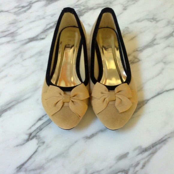 *SOLD* Bow flats size 5 - - Picture 2 of 4
