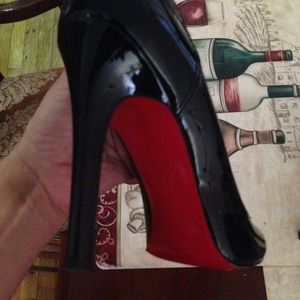 RED SOLES PUMPS