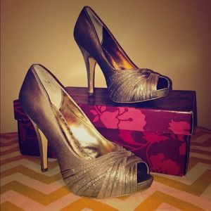 A pair of sassy Lulu Townsand Metallic Pumps! 👠