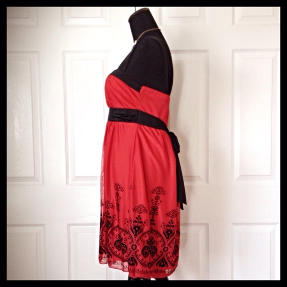 Red Dress - Picture 3 of 4