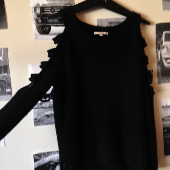 black sweater with cut out sleeves