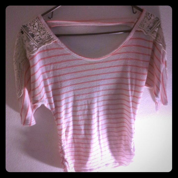 A cream and peach blouse - Picture 1 of 2