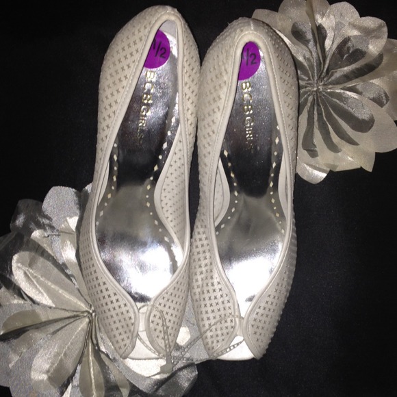 Never worn BCBG off white peep toe shoes size 8.5 - Picture 1 of 4