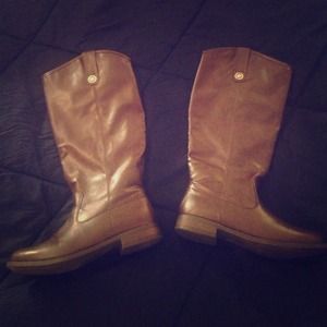Women's Size 8 Brown Boots.