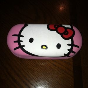 ⬇️️FINAL REDUCTION- Hello Kitty sunglass case