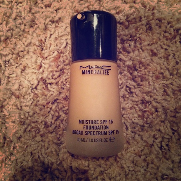 MAC Mineralize Moisture Foundation