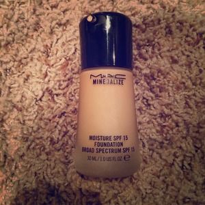 MAC Mineralize Moisture Foundation