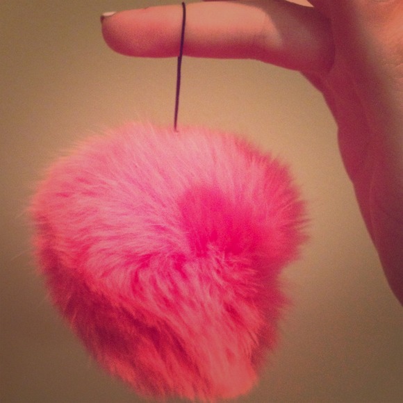 I5 cell phone Pom Pom