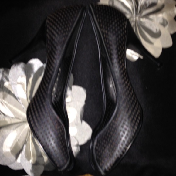 Black BCBG peep toe heels.Gently worn once. Size9. - Picture 2 of 4