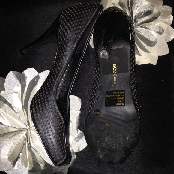 Black BCBG peep toe heels.Gently worn once. Size9. - Picture 3 of 4