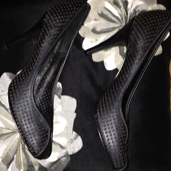 Black BCBG peep toe heels.Gently worn once. Size9. - Picture 4 of 4