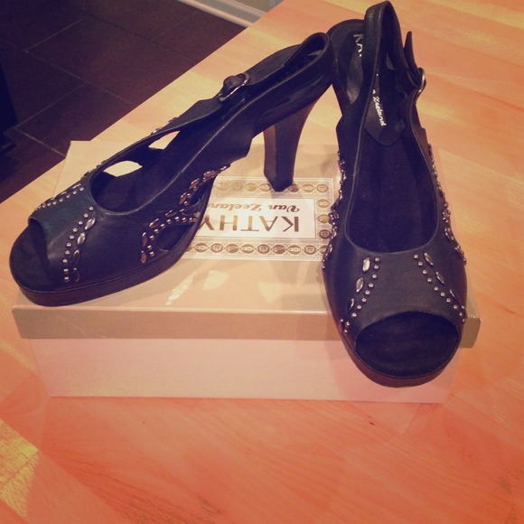 Like new black Kathy Van Zeeland heels 👠
