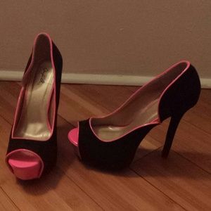Black peep toe pump with pink piping