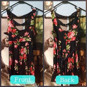 Floral top with bows across back ✨✨in bundle✨✨