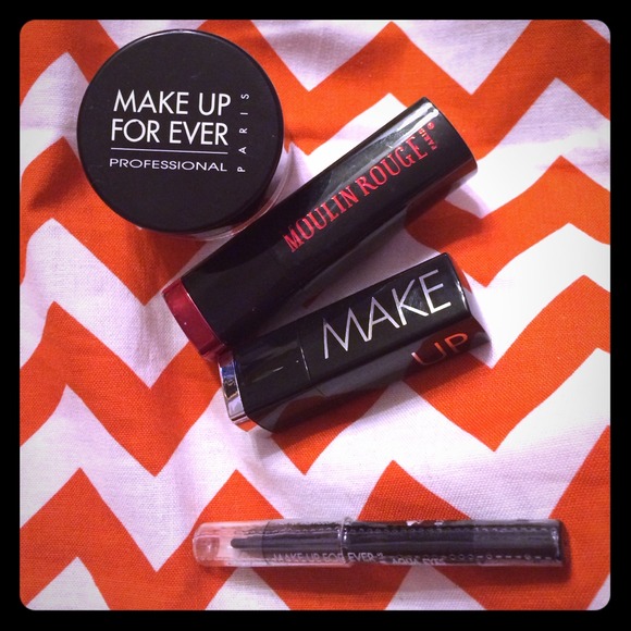 MUFE eyeliner🌟SOLD🌟 and setting powder available