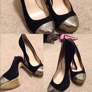 Steve Madden black/gold pumps