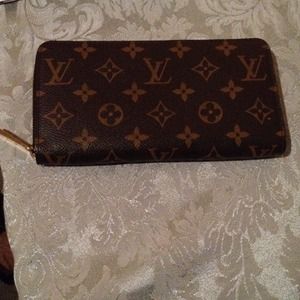 Louis Vuitton zippy wallet