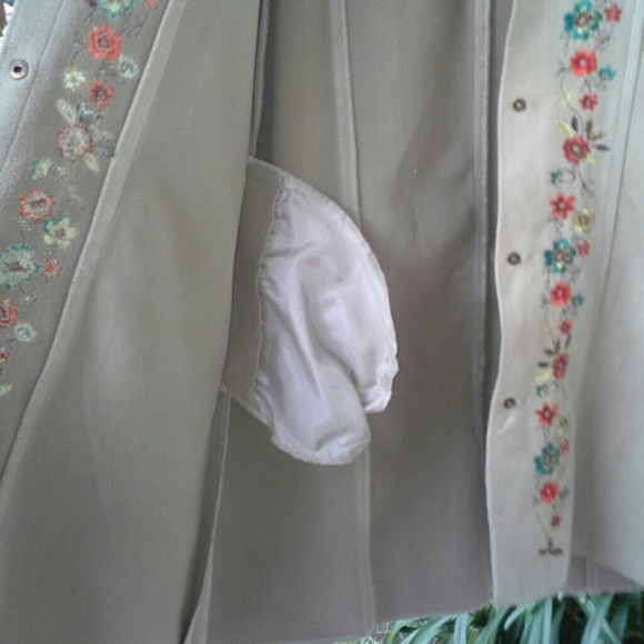 Susan Bristol Small Light Coat - Picture 3 of 4