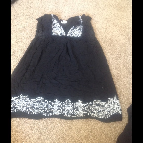 Lil black short dress with embroided detail