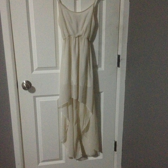 Creme high low dress 👗