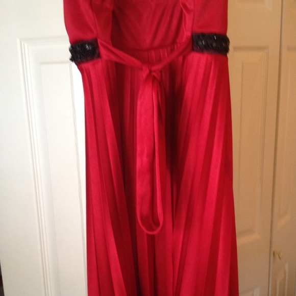 Dress - Picture 3 of 4