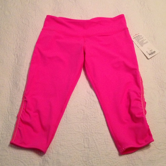 SOLD NWT lululemon power flow crop