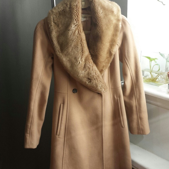 Beige Vera Coat with faux fur collar
