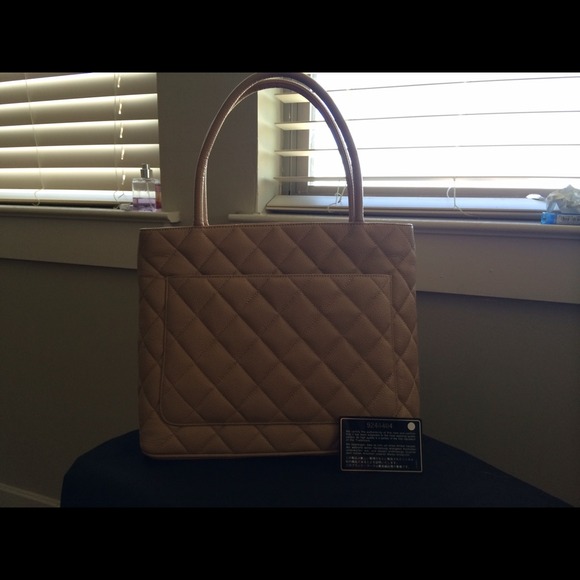 💥SOLDAuthentic Chanel medallion tote beige caviar - Picture 3 of 4