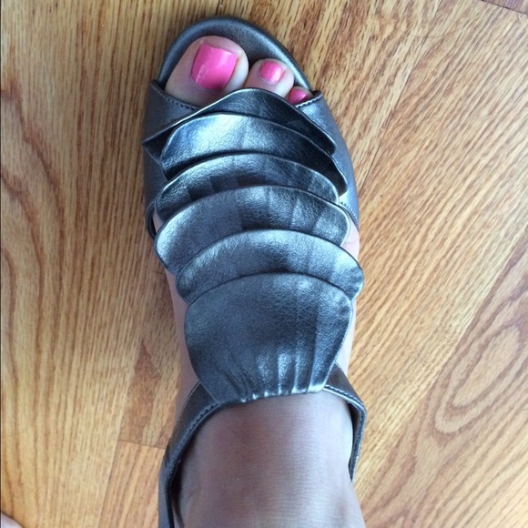 Metallic Ruffle Wedges - Picture 2 of 4