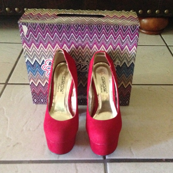Red chunky heel pumps