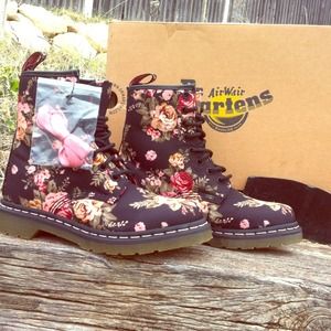New Amazing Victorian flower print Dr. Martens!!
