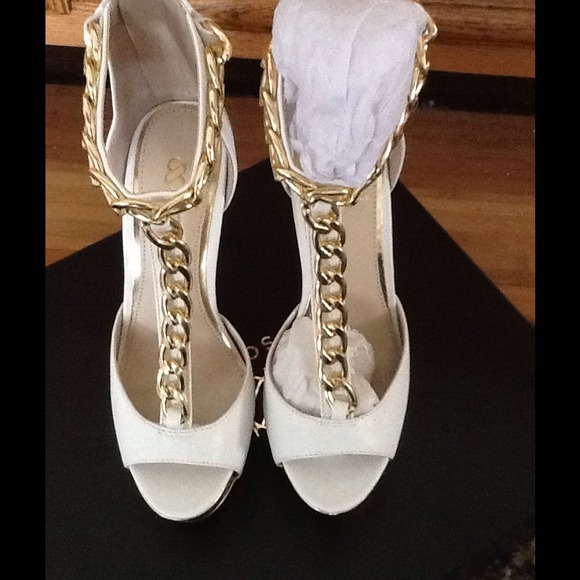 🌹💙BEAUTIFUL WHITE NEW SHOES SIZE 6 💙🎉 - Picture 3 of 4