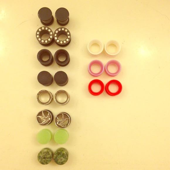 assorted 00g pack of gauges -- tunnels and plugs