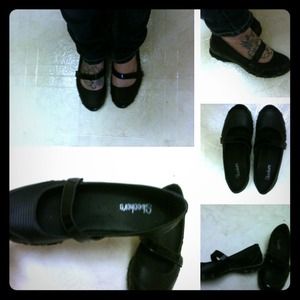 Size 8 sketchers slip on style shoes!