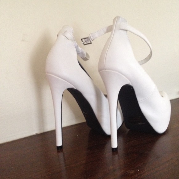 ❤️WHITE ANKLE STRAP PLATFORMS❤️sz 6. NEW - Picture 2 of 3