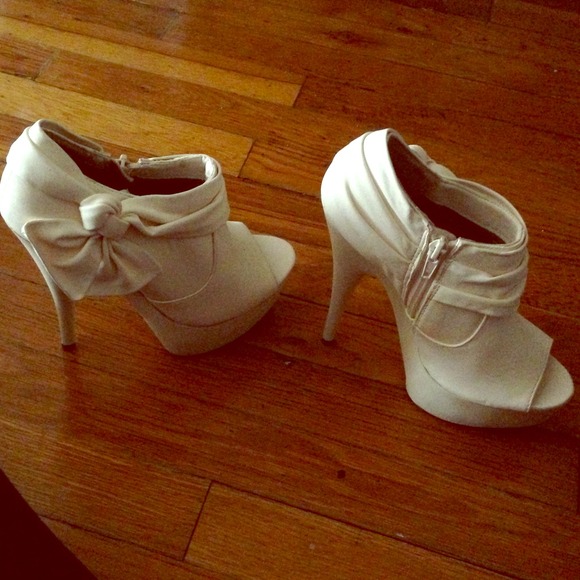 White heels with a floral decor on the side