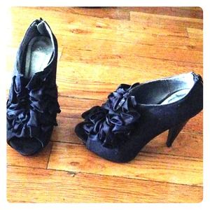 Black heels with ruffles in the front