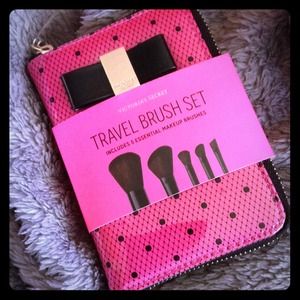 🌻HOLD🌻 🎀VS TRAVEL BRUSH SET🎀