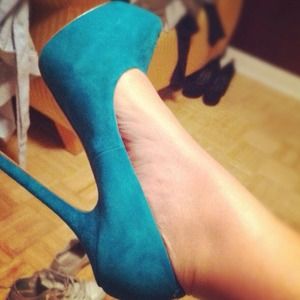 Perfect condition turquoise pumps! (Suede)